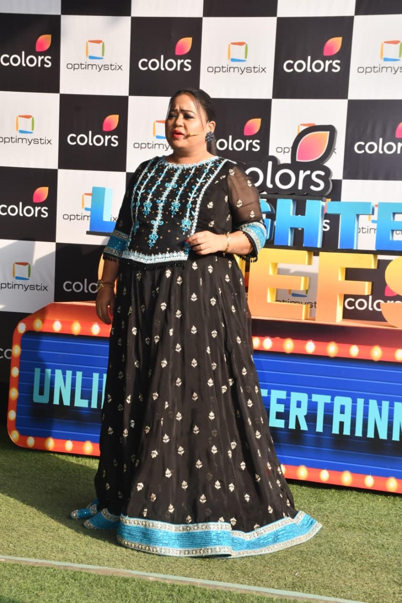 While Bharti Singh was seen flaunting her baby bump in black embellished dress. Looks like, she donned this look from Aaja Nachle film of Madhuri.